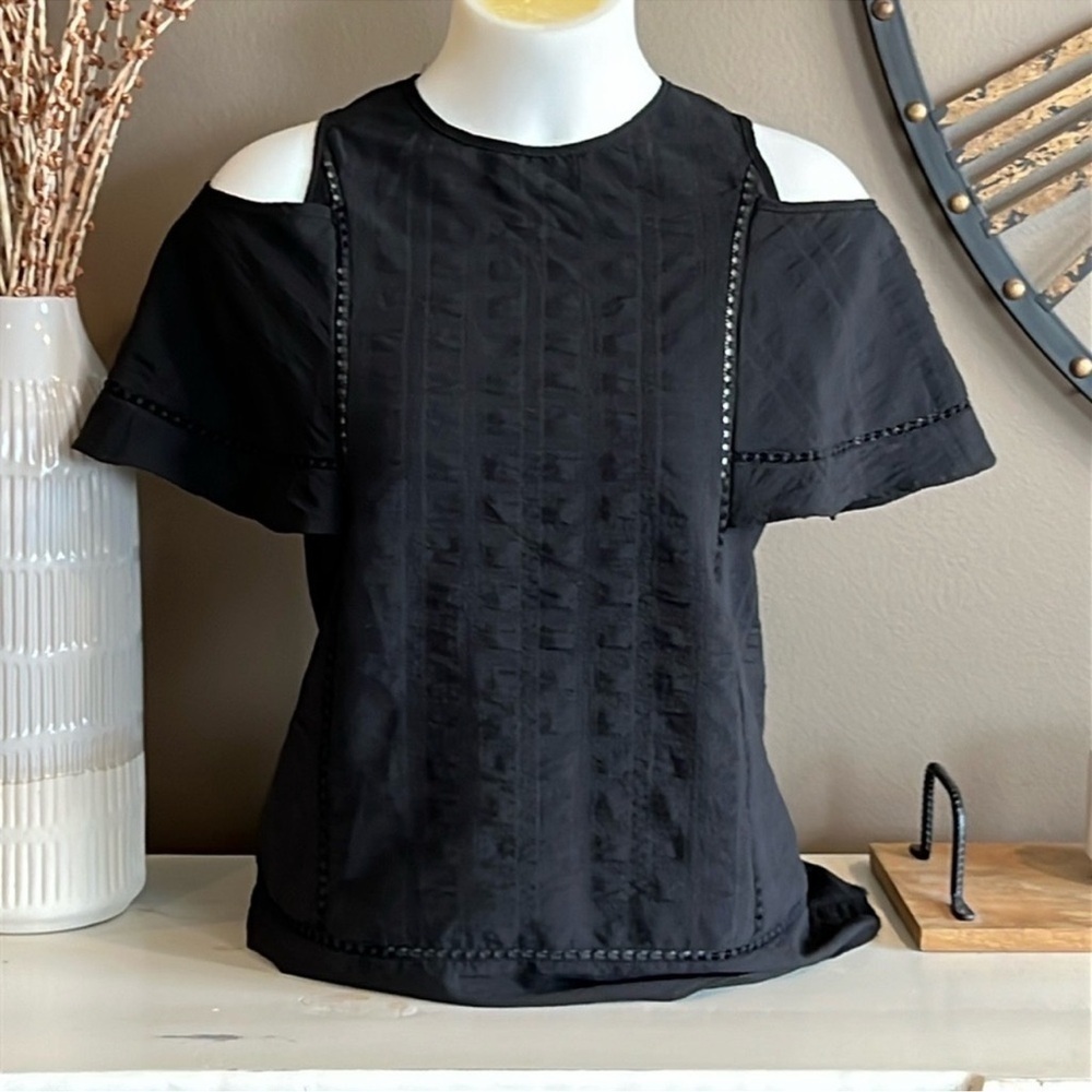 DOE & RAE High Neck Cold Shoulder Lace Up Top Size Small